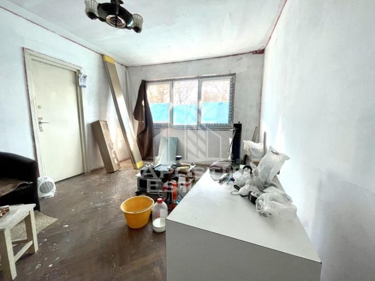 Apartament cu 3 camere in curs de renovare, zona Sagului