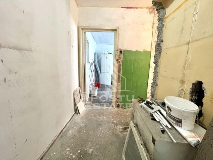 Apartament cu 3 camere in curs de renovare, zona Sagului