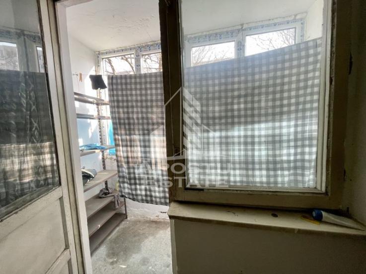 Apartament cu 3 camere in curs de renovare, zona Sagului