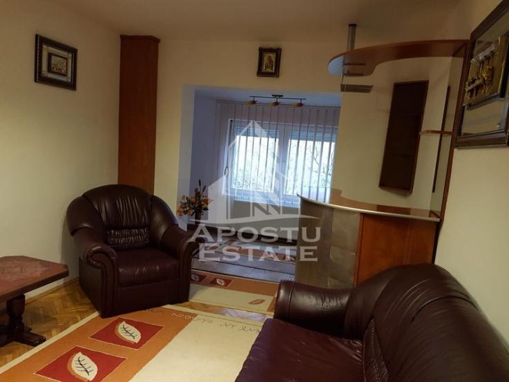 Apartament 3 camere, centrala propie, zona Lipovei