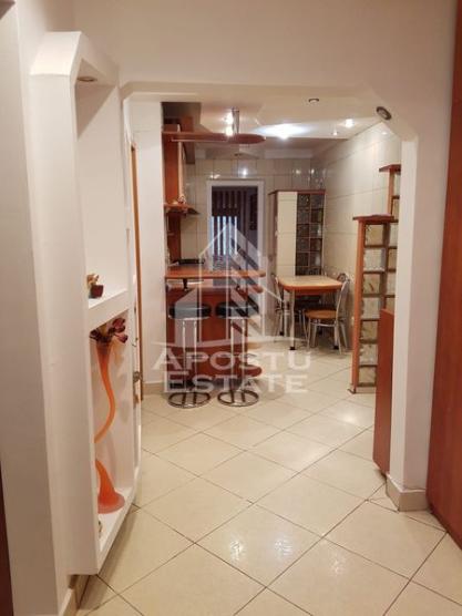 Apartament 3 camere, centrala propie, zona Lipovei