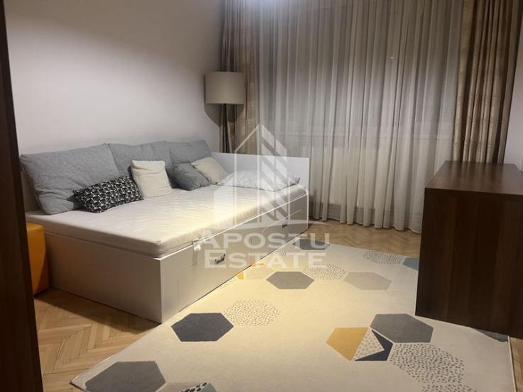 Apartament cu 3 camere, centrala proprie, zona Bd Cetatii