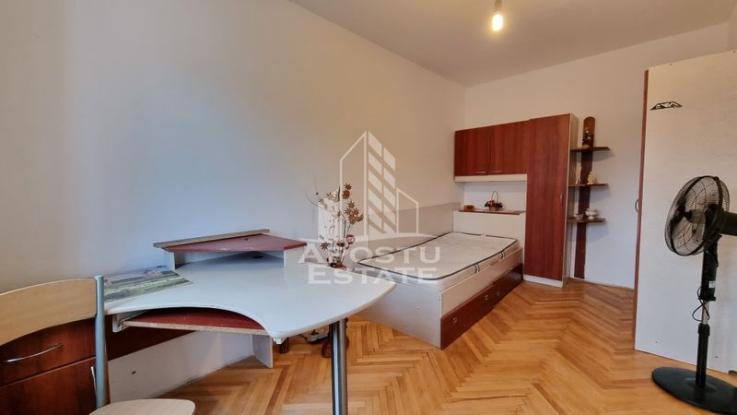 Apartament cu 3 camere, etaj intermediar, zona Dacia