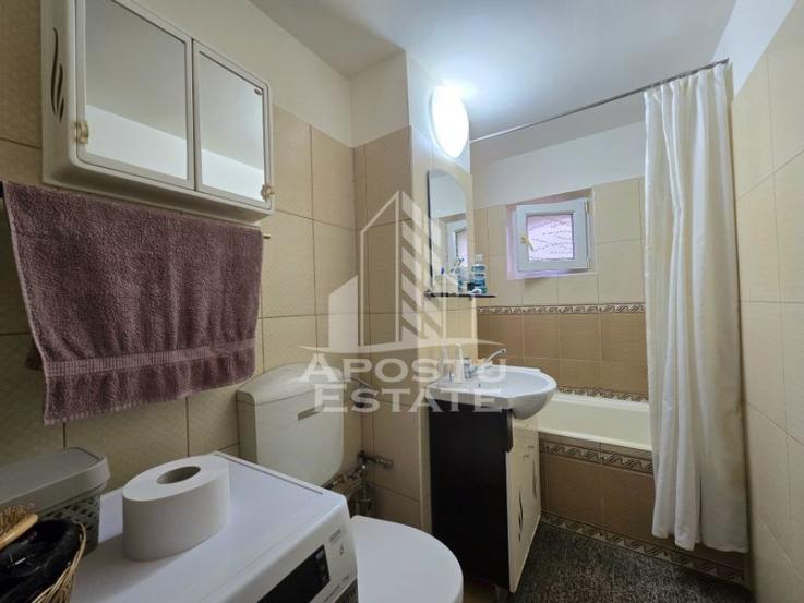 Apartament renovat, decomandat, cu 3 camere si 2 bai, zona Aradului