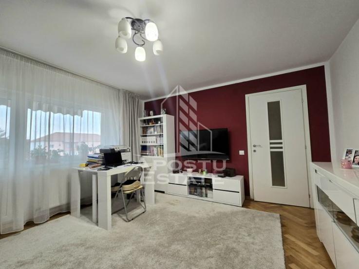 Apartament renovat, decomandat, cu 3 camere si 2 bai, zona Aradului