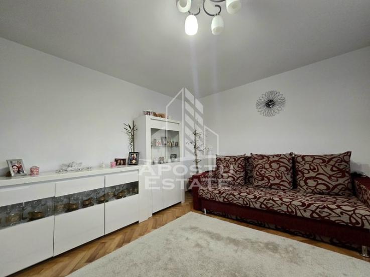 Apartament renovat, decomandat, cu 3 camere si 2 bai, zona Aradului