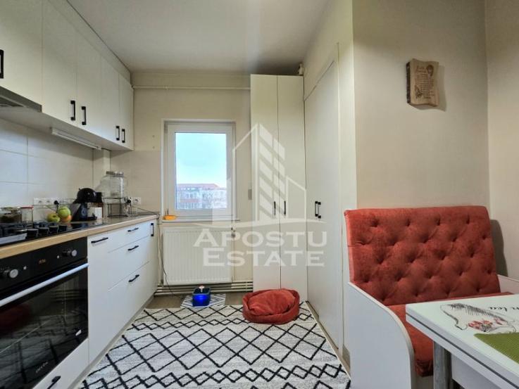 Apartament renovat, decomandat, cu 3 camere si 2 bai, zona Aradului