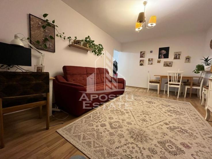 Apartament cu 3 camere,decomandat, 2 bai, etaj intermediar, Girocului