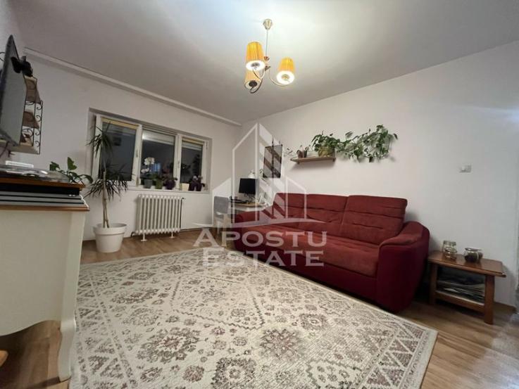 Apartament cu 3 camere,decomandat, 2 bai, etaj intermediar, Girocului