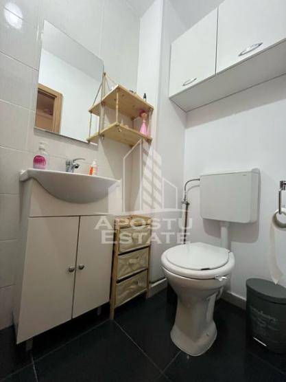 Apartament cu 3 camere,decomandat, 2 bai, etaj intermediar, Girocului