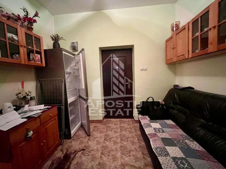 Apartament 2 camere,curte comuna,zona Complexul Studentesc