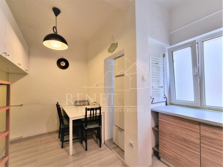 Apartament  3 camere central, imobil tipic interbelic, cu curte interioara