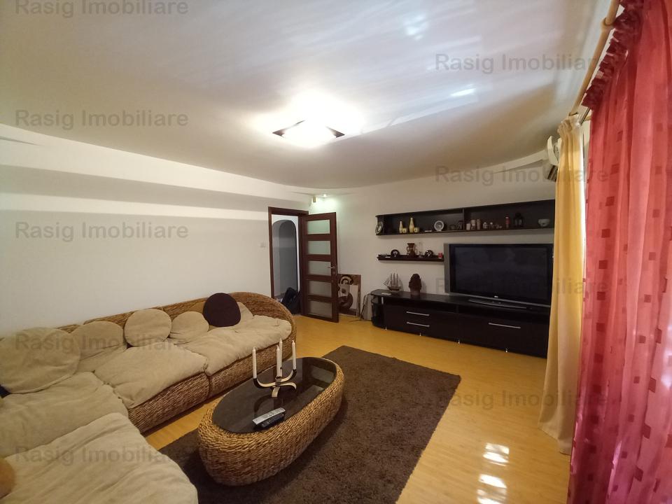 Apartament 3 camere , etaj1 , zona Decebal-Alba Iulia , plan secund