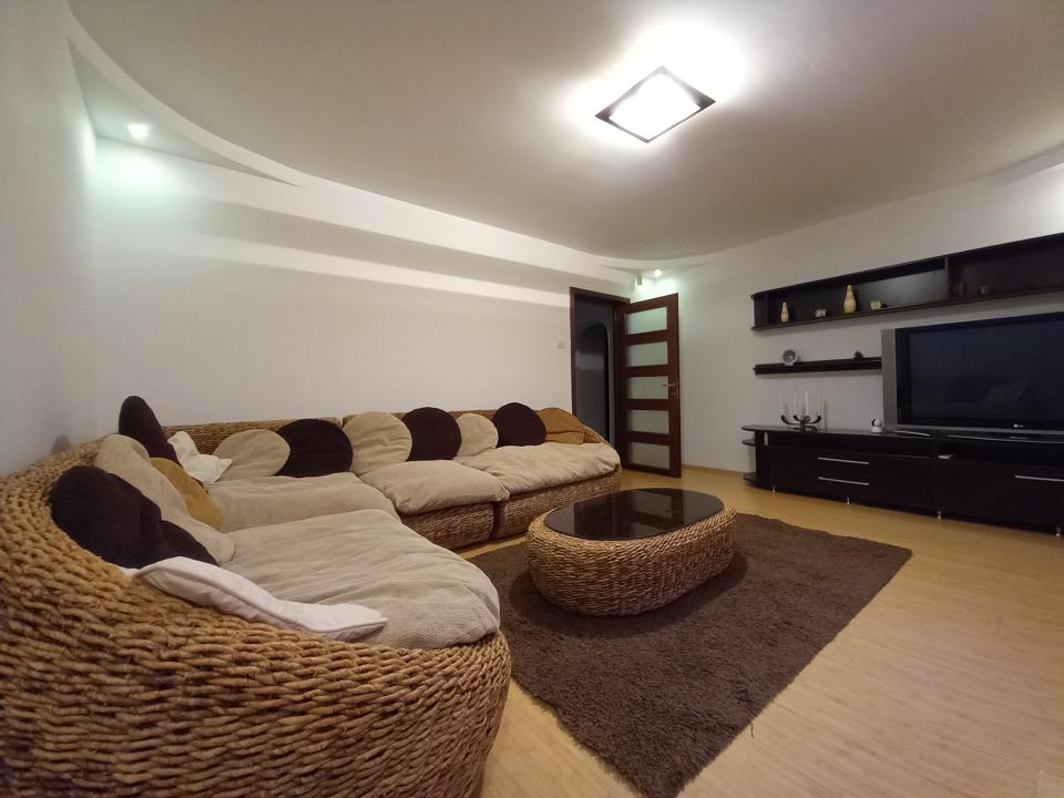 Apartament 3 camere , etaj1 , zona Decebal-Alba Iulia , plan secund