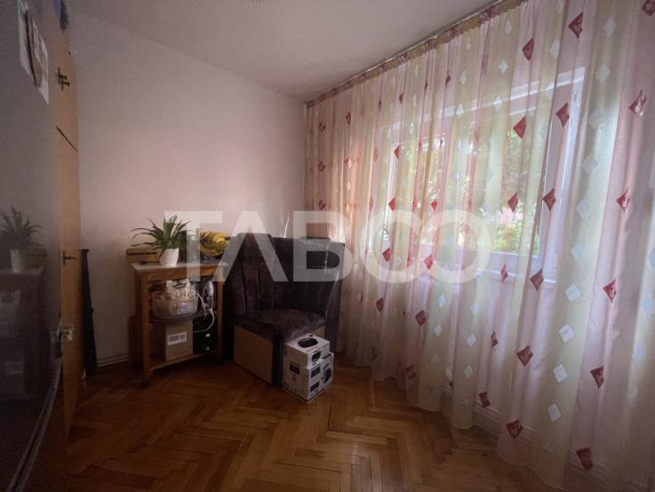 Apartament 5 camere 100 mpu etaj intermediar pivnita Cetate Alba Iulia