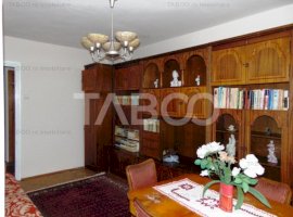 Apartament de vanzare cu 3 camere 2 balcoane si garaj Lupeni in Sibiu