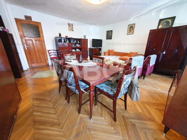 Apartament 3 camere decomandat si curte de vanzare Orasul de Jos