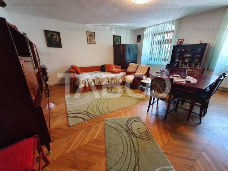 Apartament 3 camere decomandat si curte de vanzare Orasul de Jos