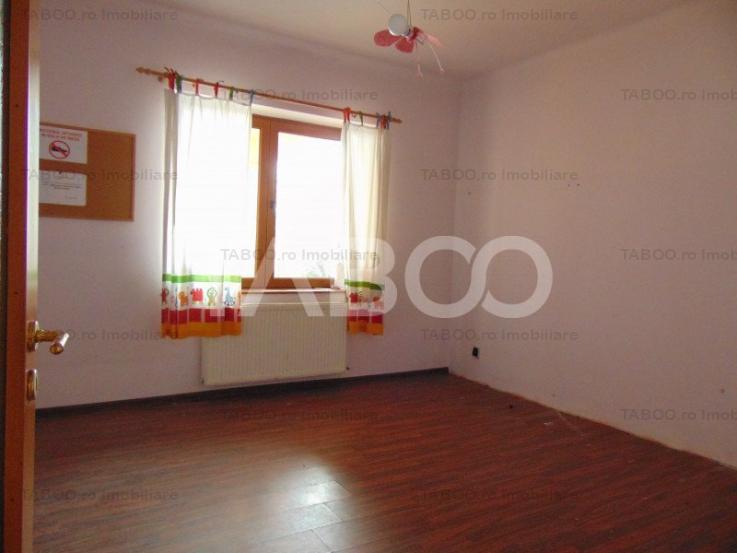 Casa cu 11 camere si teren de 570 mp in zona Terezian de inchiriat