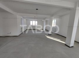 Spatiu comercial generos de inchiriat stradal cu vitrine Central Sibiu