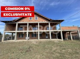 Casa la rosu 9 camere 5 bai 832 mp utili 4 terase curte Mihalt Alba