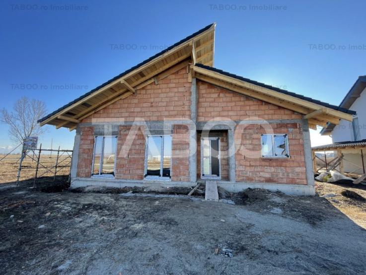 Casa individuala pe un singur nivel 4 camere si carport Sura Mica