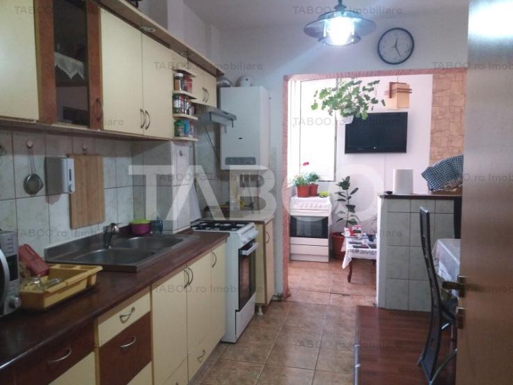 Apartament 72 mp 3 camere 2 bai etaj 3 balcon zona buna Cisnadie