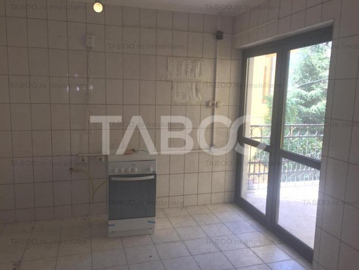 Spatiu comercial de inchiriat zona Strand 16 bai 15 camere curte Sibiu