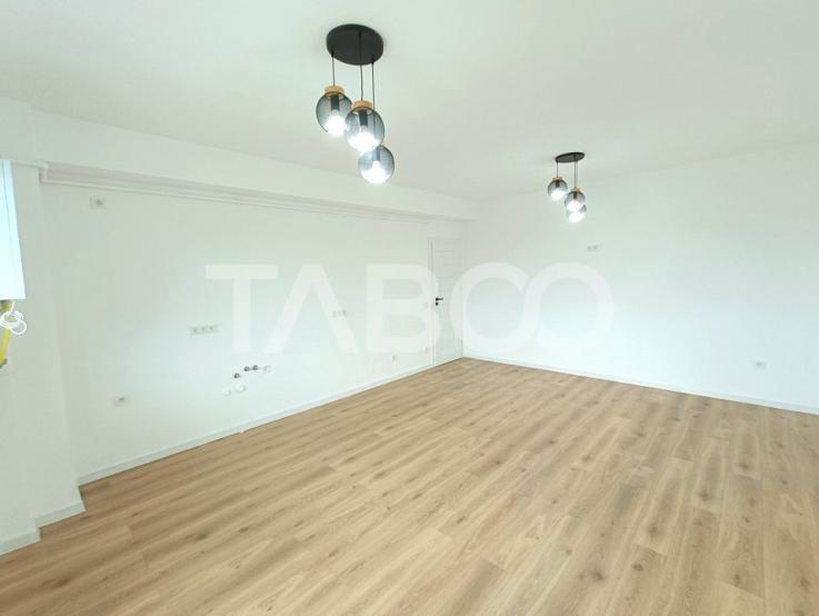 Apartament 3 camere cu loc de parcare si 2 blacoane etaj intermediar