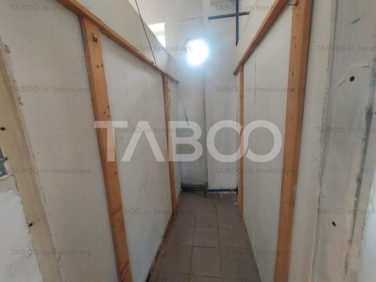 Spatiu comercial de inchiriat 105 mpu cu vitrine 6 m Central Sibiu