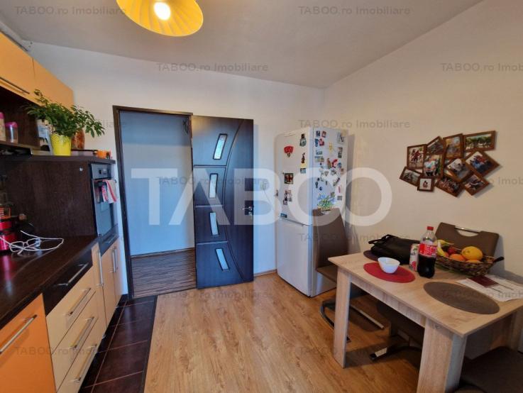 Apartament bloc cu lift 3 camere decomandat 64 mp pivnita Vasile Aaron