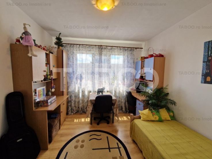 Apartament bloc cu lift 3 camere decomandat 64 mp pivnita Vasile Aaron