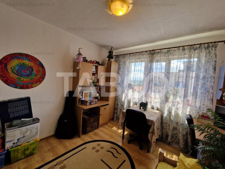 Apartament bloc cu lift 3 camere decomandat 64 mp pivnita Vasile Aaron