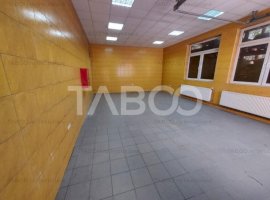 Spatiu comercial de inchiriat 50 mpu usa culisanta parcare Central