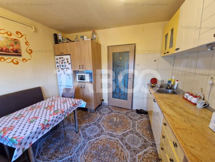 Apartament decomandat 76 mp 3 camere 2 bai utili bloc cu lift Terezian