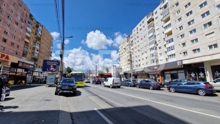 Apartament decomandat de vanzare 2 camere si balcon etaj intermediar