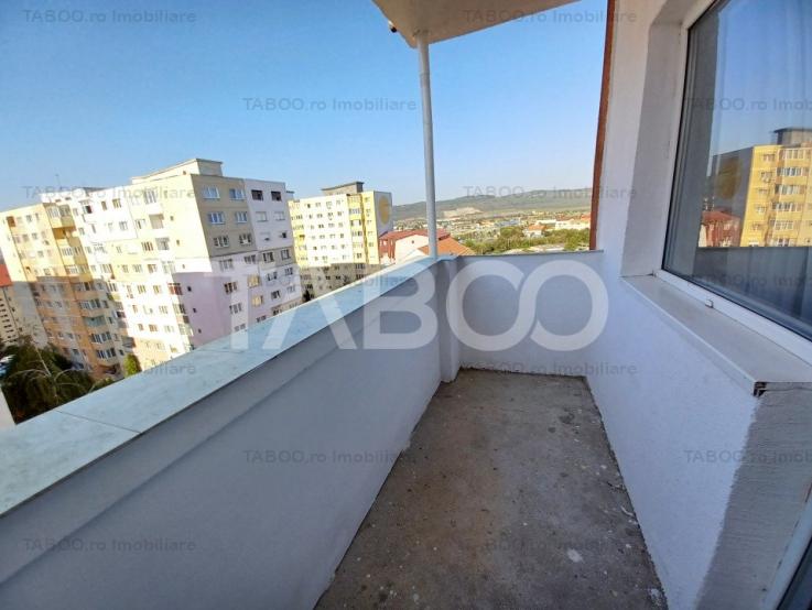 Apartament decomandat de vanzare 2 camere si balcon etaj intermediar