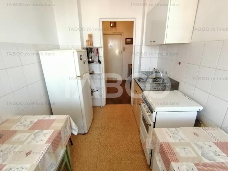 Apartament decomandat de vanzare cu 3 camere balcon zona Mihai Viteazu