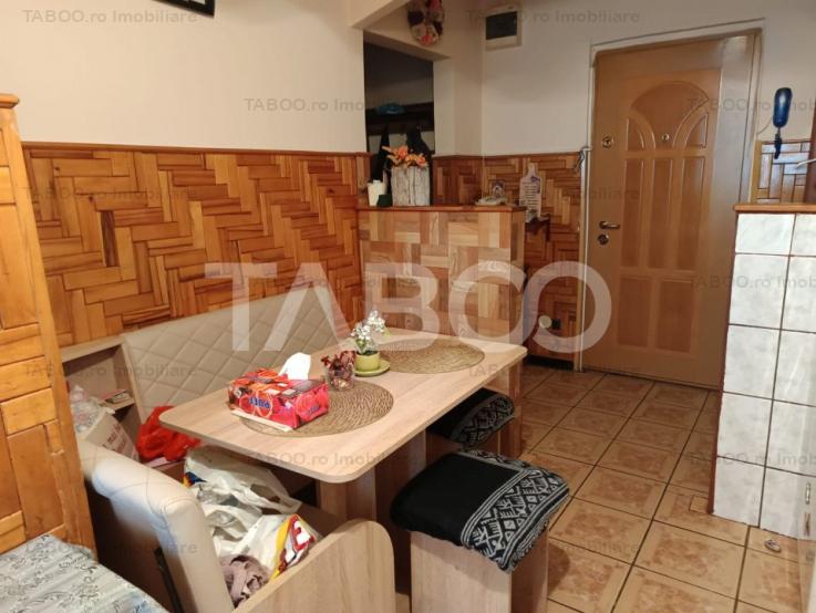 Apartament decomandat 2 camere 2 balcoane si pivnita etaj intermediar