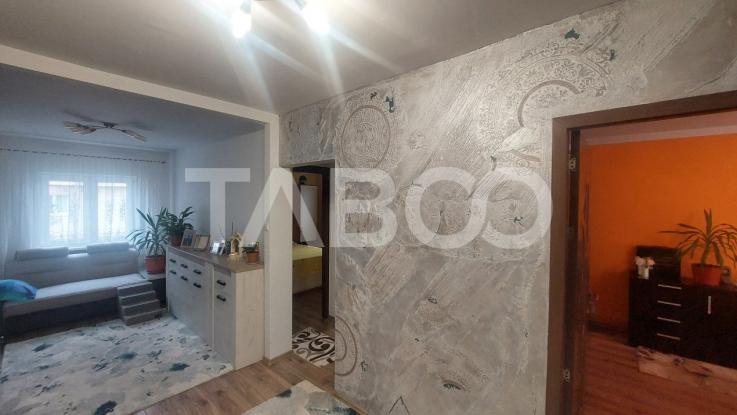 Apartament de vanzare 3 camere balcon si pivnita 60 mp Valea Aurie