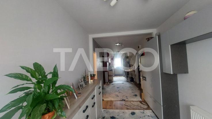 Apartament de vanzare 3 camere balcon si pivnita 60 mp Valea Aurie