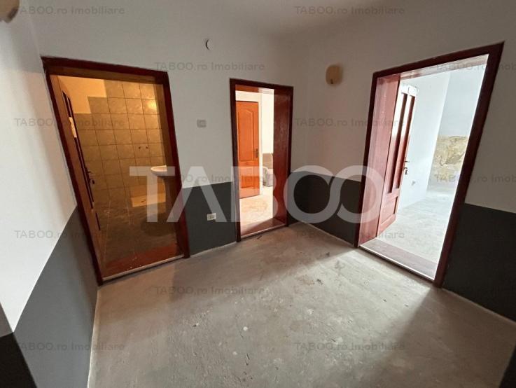 Spatiu comercial de inchiriat 15 camere 9 bai 400 mpu in Strand Sibiu