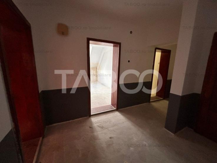 Spatiu comercial de inchiriat 15 camere 9 bai 400 mpu in Strand Sibiu