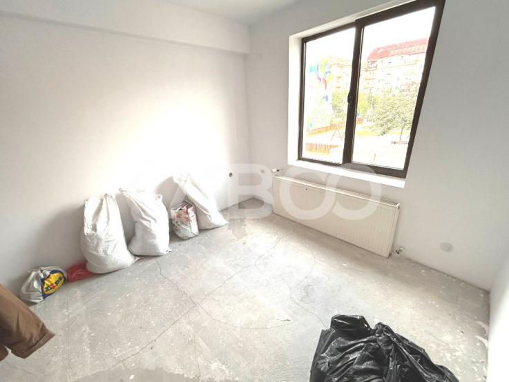 Spatiu comercial de inchiriat 15 camere 9 bai 400 mpu in Strand Sibiu