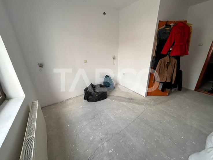 Spatiu comercial de inchiriat 15 camere 9 bai 400 mpu in Strand Sibiu