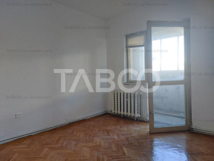 Apartament 65 mp 3 camere decomandate 2 bai pivnita zona Siretului