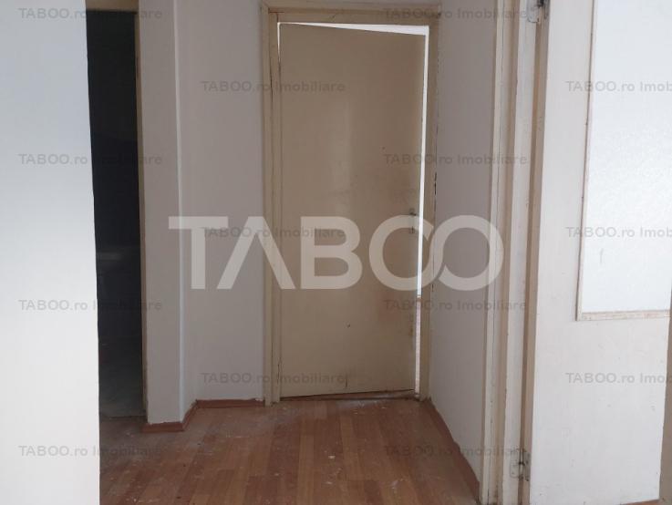 Apartament 65 mp 3 camere decomandate 2 bai pivnita zona Siretului