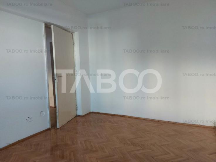 Apartament 65 mp 3 camere decomandate 2 bai pivnita zona Siretului