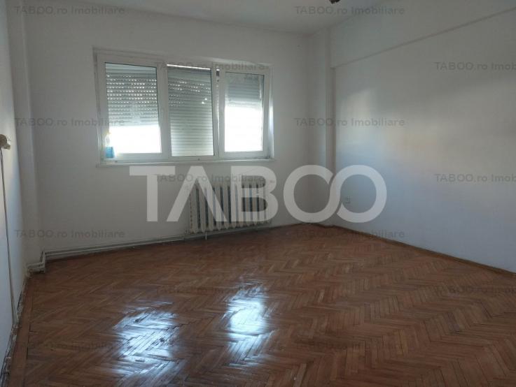 Apartament 65 mp 3 camere decomandate 2 bai pivnita zona Siretului