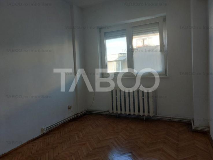 Apartament 65 mp 3 camere decomandate 2 bai pivnita zona Siretului